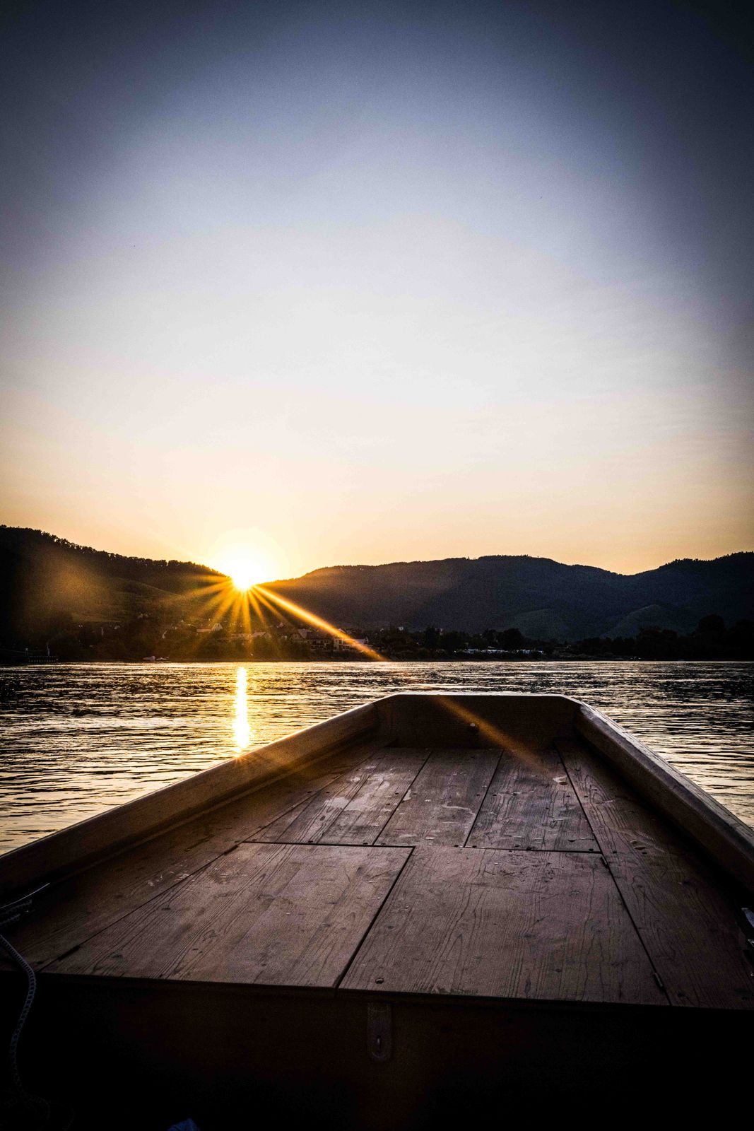 auf-der-donau-mit-einem-guten-glas-wachauer-wein